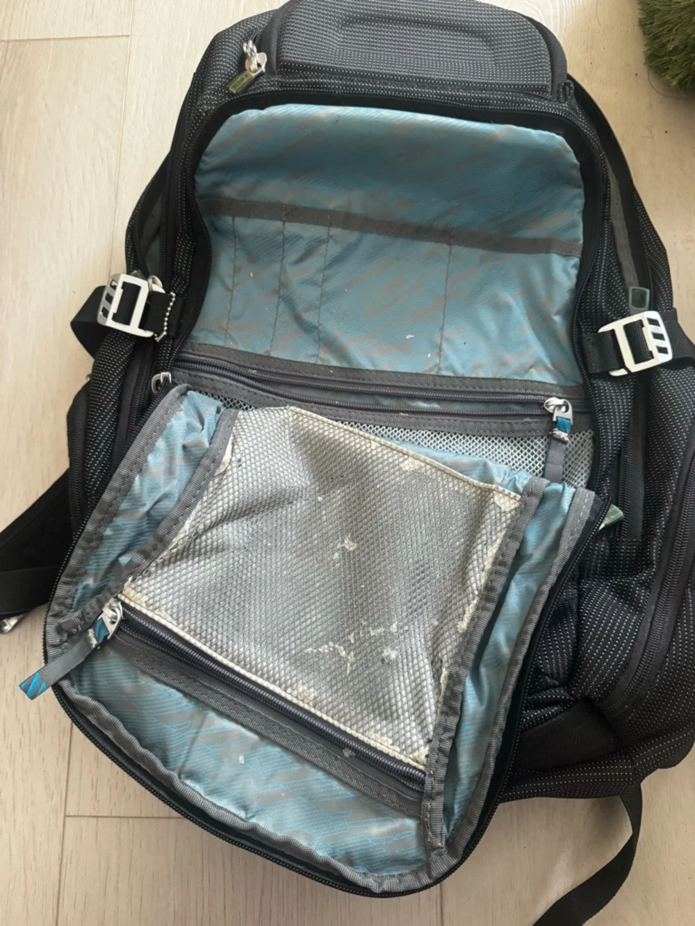 Thule Crossover Backpack - Picture 2 of 7